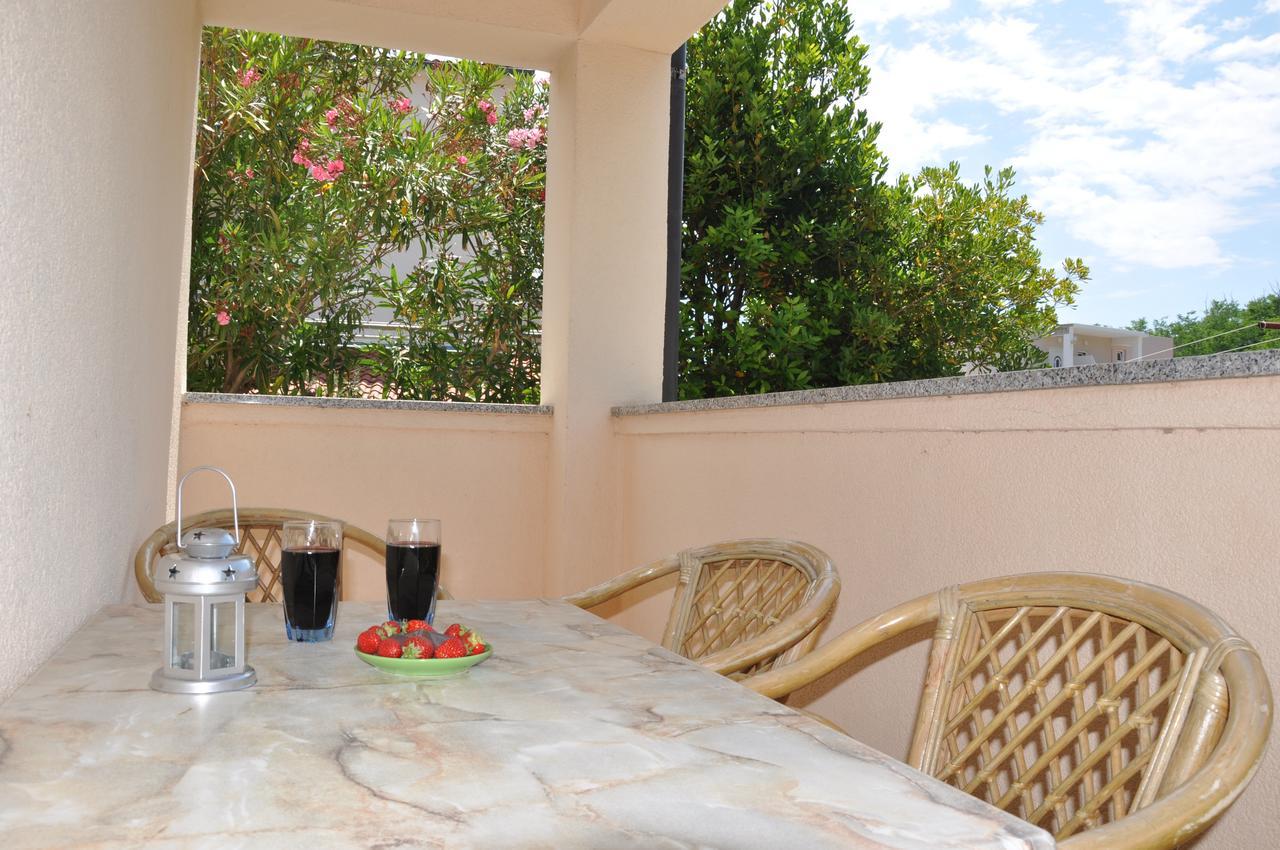 Apartments Mirakul Lopar Exterior photo